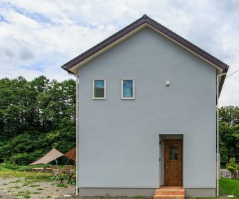 テラスでアウトドアと自然を楽しむ家