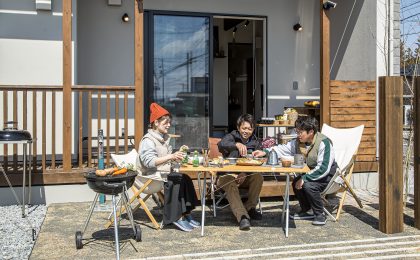 【松本市/土間リビング/ペレットストーブ/ランドリールーム】庭でウッドデッキで土間リビングでアウトドアを楽しむ暮らし