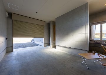 【茅野市/ガレージ/薪ストーブ/コの字形キッチン】趣味を楽しむガレージハウス