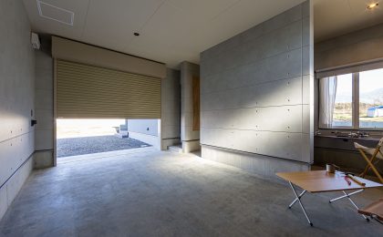 【茅野市/ガレージ/薪ストーブ/コの字形キッチン】趣味を楽しむガレージハウス